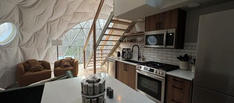 Löyly Luxury Dome, Hot Tub, Sauna, Plunge, King, Queen, Kitchen, Sleeps 4, N. MI