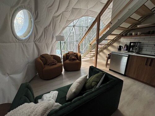 Löyly Luxury Dome, Hot Tub, Sauna, Plunge, King, Queen, Kitchen, Sleeps 4, N. MI