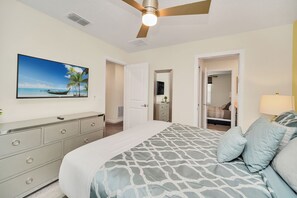 6 bedrooms, iron/ironing board, WiFi, bed sheets - Ultimate MARVEL Gameroom! Backyard Oasis-No Rear Neighbors! (Davenport)
