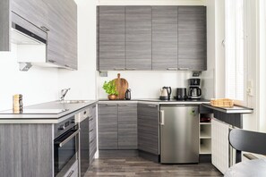 Réfrigérateur grande capacité avec congélateur, un four