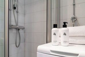 Shower, hair dryer, towels, soap - CentralStudio with Rooftop Terrace (Helsinki)