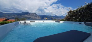 Outdoor spa tub - VILLA MIMOSA - Stunning lake view, private garden, swimming pool and Jacuzzi (Brenzone sul Garda)