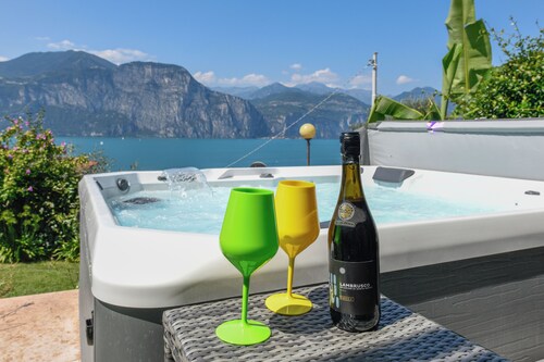 VILLA MIMOSA - Stunning lake view, private garden, swimming pool and Jacuzzi