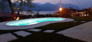 Outdoor pool - VILLA MIMOSA - Stunning lake view, private garden, swimming pool and Jacuzzi (Brenzone sul Garda)