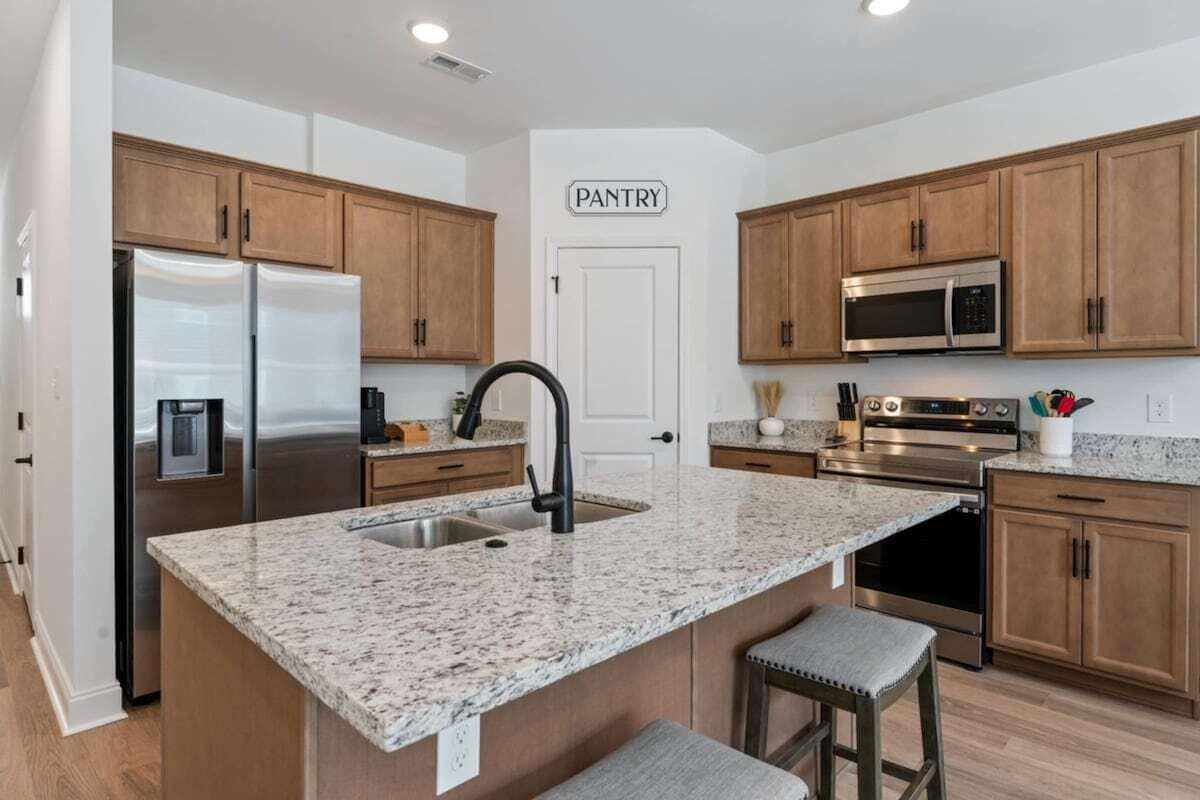 Fridge, oven, stovetop, dishwasher