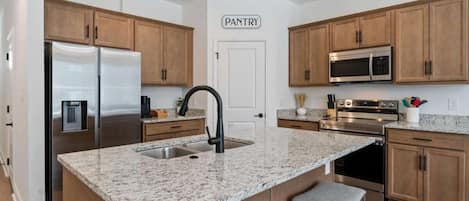 Fridge, oven, stovetop, dishwasher