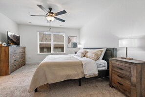 3 habitaciones, tabla de planchar con plancha, wifi y ropa de cama 