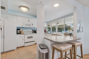 Fridge, microwave, oven, stovetop - Waterfront Pool Home - 12PPL 4BR (Clearwater)