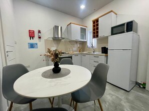 Køleskab, mikrobølgeovn, ovn, elkedel