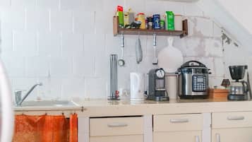 Een koelkast, een microgolfoven, een oven