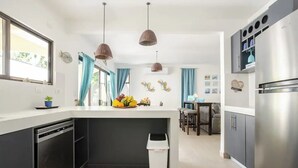 Kaffetrakter/tekoker, kjøleskap, mikrobølgeovn og ovn