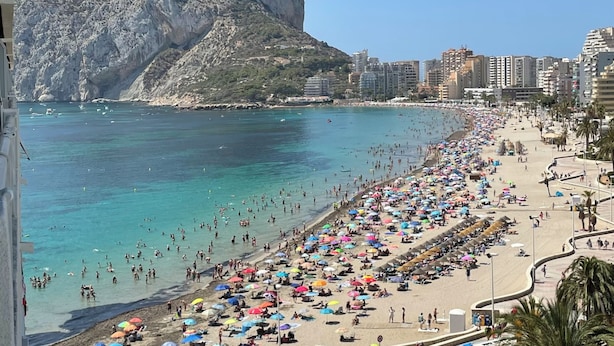 A crowded beach with numerous umbrellas and people enjoying the sun. - First-line sea views -  One bedroom modern cosy apartment (Calp)