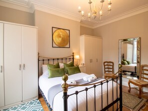 1 habitación, tabla de planchar con plancha, wifi gratis y ropa de cama 