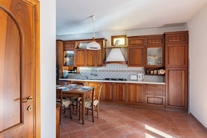 Geladeira, fogão, cooktop, torradeira