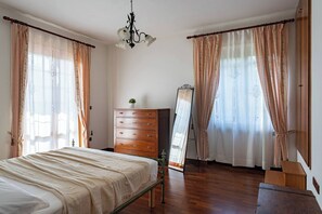 2 quartos, ferros/tábuas de passar roupa, Wi-Fi de cortesia