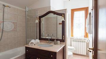 Dusche, Haartrockner, Handtücher, Shampoo