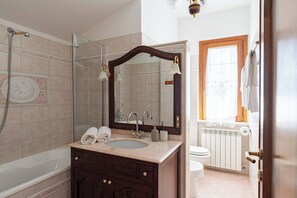 Ducha, secador de pelo, toallas, shampoo