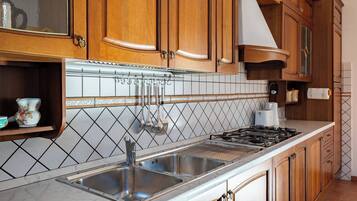 Kühlschrank, Ofen, Herdplatte, Hochstuhl