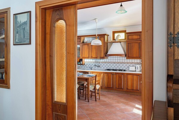 Geladeira, fogão, cooktop, cadeirão de bebê