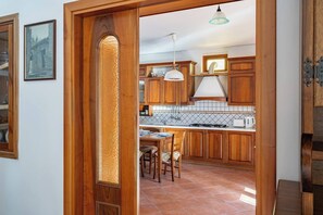 Kühlschrank, Ofen, Herdplatte, Hochstuhl