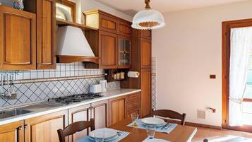 Kühlschrank, Ofen, Herdplatte, Hochstuhl