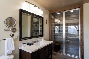 Deluxe Studio Suite, 1 King Bed | Bathroom | Free toiletries, hair dryer, towels, soap - Snowbird Mountain Lodge (Robbinsville)