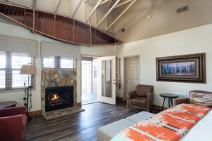 Deluxe Studio Suite, 1 King Bed | Premium bedding, free WiFi, bed sheets