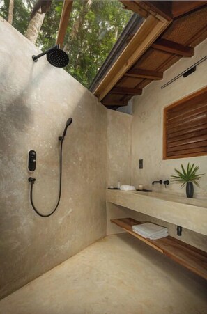 Secadora de cabello, toallas, jabón, papel de baño 