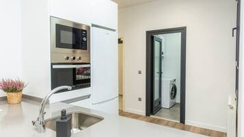 Frigorífico, microondas, horno y lavavajillas