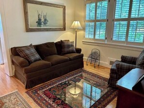 TV connectée, cheminée, livres, imprimantes