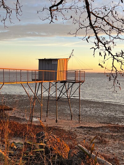 Située au Coeur des Vignobles du Médoc, Près de Bordeaux et des Plages Océanes