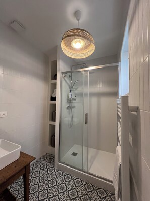 Dusj, hårføner, håndklær og såpe