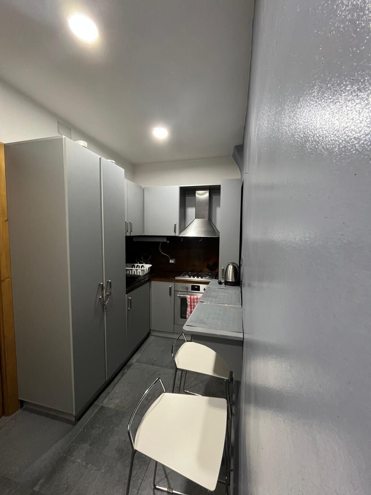 Een microgolfoven, een oven, een kookplaat