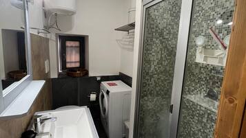 Doccia, asciugacapelli, bidet, asciugamani