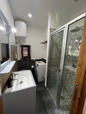 تجهيزات دش، مجففات شعر، مراحيض شطف، مناشف