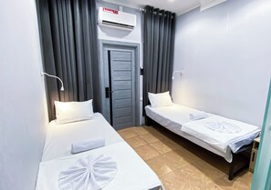Desk, laptop workspace, free WiFi - Booking.Hotel (Tashkent)