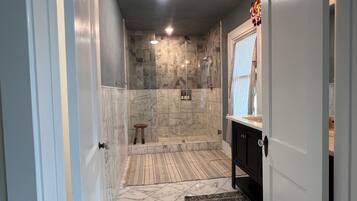 Deluxe dubbelrum - 1 kingsize-säng | Badrum | Gratis toalettartiklar, handdukar, tvål och schampo