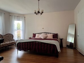 Deluxe Double Room, 1 King Bed - Thames Home (Taylor)