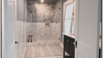 Deluxe Double Room, 1 King Bed | Bathroom | Free toiletries, towels, soap, shampoo