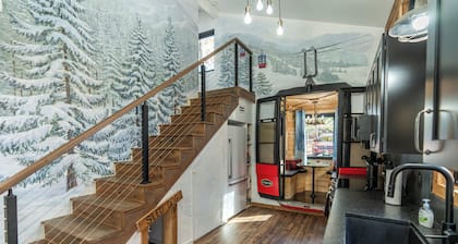 Gondola34 - Poconos most unique tiny cabin! 2 minutes to JFBB Ski & dinning!