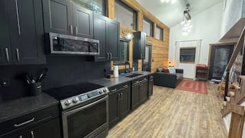 Frigorifero, microonde, forno, piano cottura