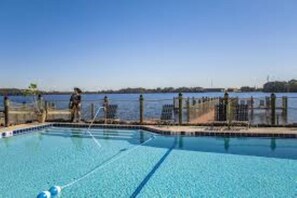 屋外プール、温水プール