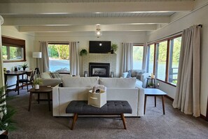 TV, fireplace