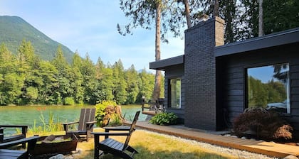 Skagit Riverhouse Retreat- Dogs welcome