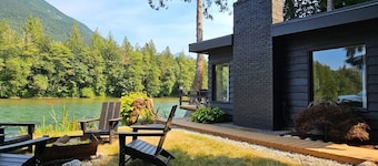 Skagit Riverhouse Retreat- Dogs welcome