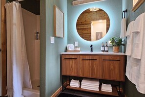 Hair dryer - Cascade River Hideaway-Dogs welcome, off-grid (Marblemount)