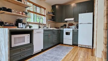 Réfrigérateur, four à micro-ondes, un four, surface de cuisson