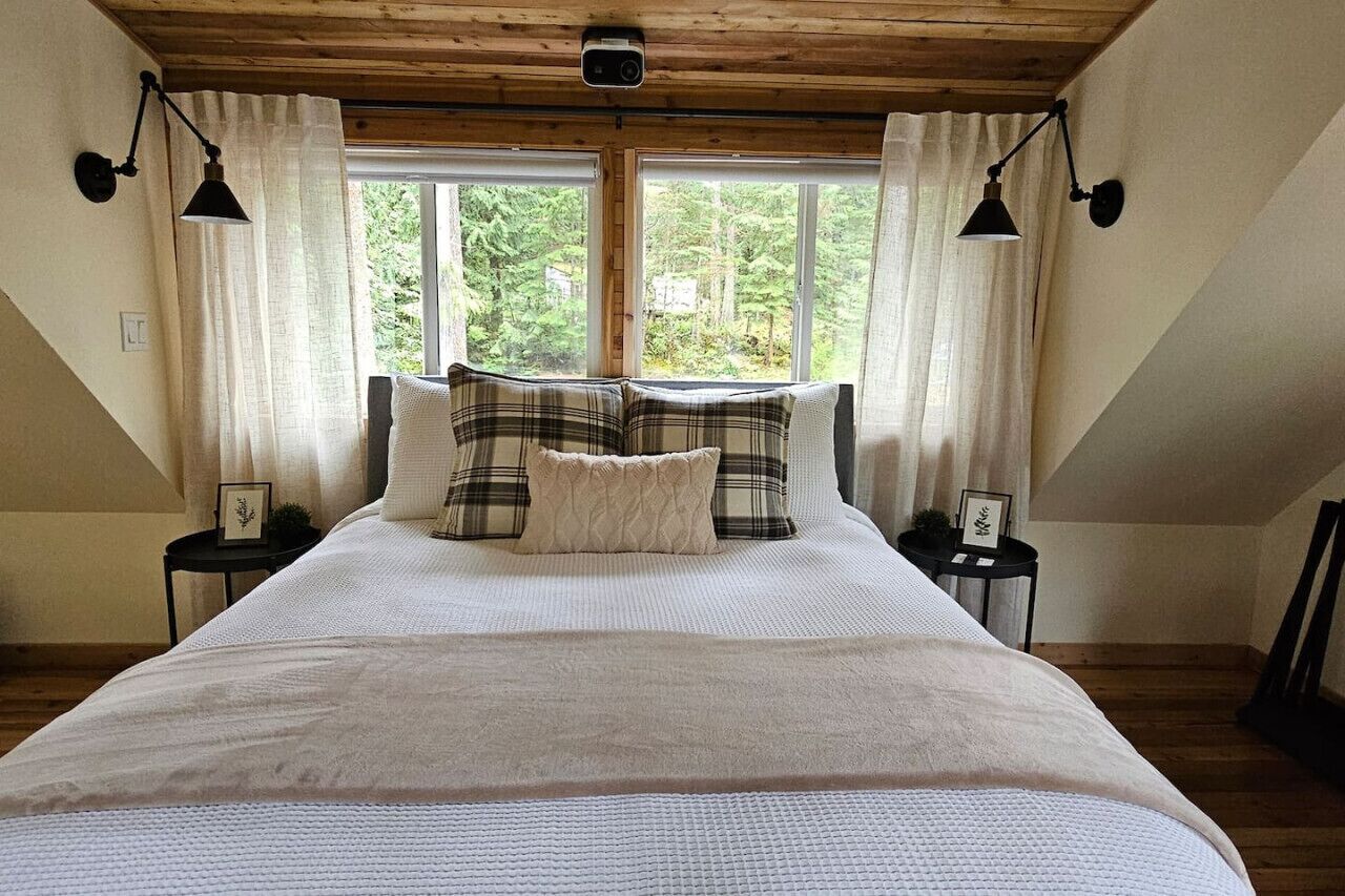 1 bedroom, desk, travel cot, WiFi