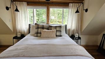 1 bedroom, desk, travel cot, WiFi