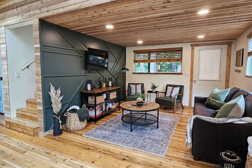 Cascade River Hideaway-Dogs welcome, off-grid